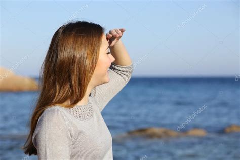 Imagen de una joven con expresión pensativa mirando hacia un horizonte incierto