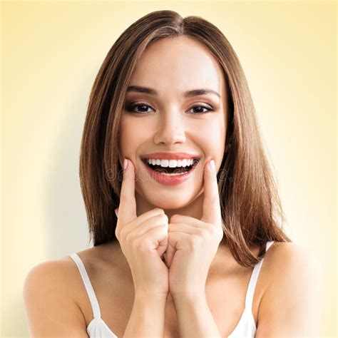 Foto de una joven adolescente sonriendo levemente