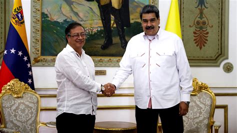 Foto de Nicolás Maduro presentando el Petro