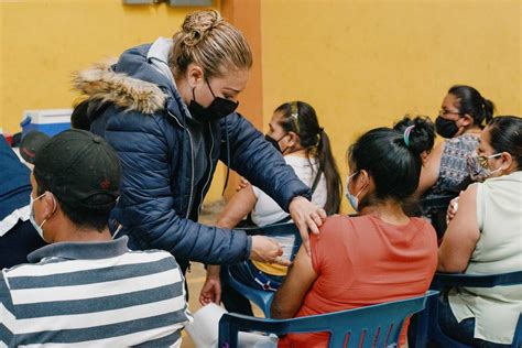 Fotografía de enfermeras en una brigada de vacunación aplicando dosis