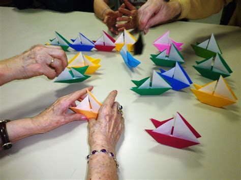 Collage de diferentes manualidades realizadas por personas mayores (pintura, tejido, origami)