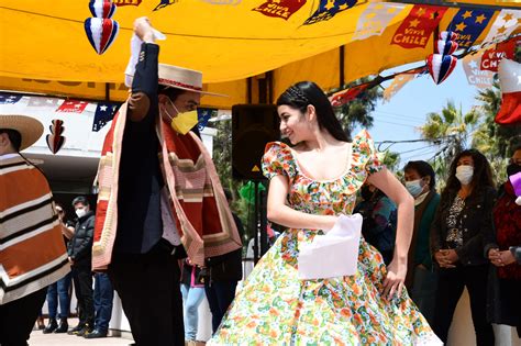 Foto grupal de jóvenes, funcionarios SENAME y directores celebrando Fiestas Patrias con esquinazo tradicional en Arica y Parinacota
