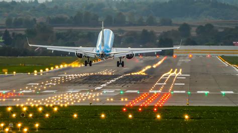 Foto de la pista de aterrizaje de un aeropuerto con un avión en movimiento y un incidente de seguridad.