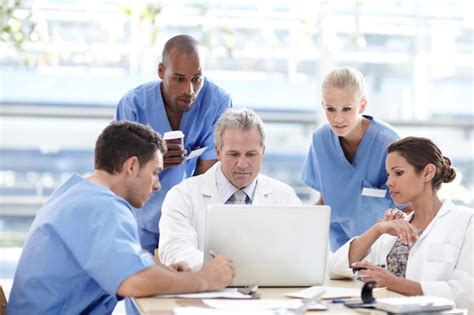Equipo de profesionales de la salud brindando atención a personas en situación de calle