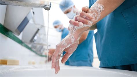 Personal médico y enfermeras en capacitaciones sobre higiene de manos en un hospital