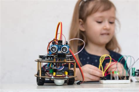 Niños y jóvenes armando robots solares