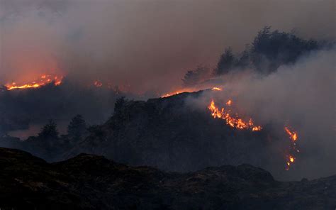 Foto aérea de la devastación de Santa Olga después del incendio de 2017, mostrando casas reducidas a escombros y el paisaje calcinado.