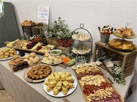 Imagen de una mesa de catering con variedad de platillos y bebidas