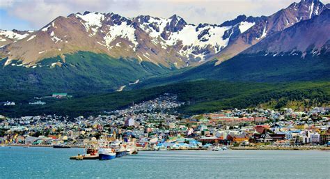 Foto panorámica de Ushuaia con montañas nevadas y el Canal Beagle al fondo