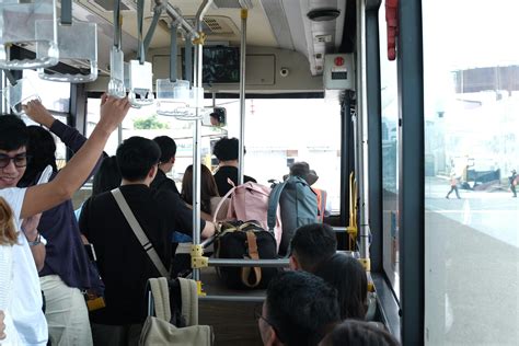 Fotografía de un interior de autobús con pasajeros