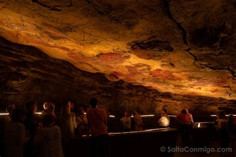 Fotografía del interior de la Neocueva de Altamira, mostrando la calidad de la réplica y las pinturas.