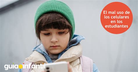 Foto de niños utilizando los celulares entregados