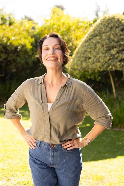 Mujer mayor disfrutando de la jardinería al aire libre.