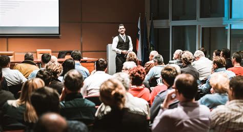 Foto de Ignacio Román dando una charla o cocinando