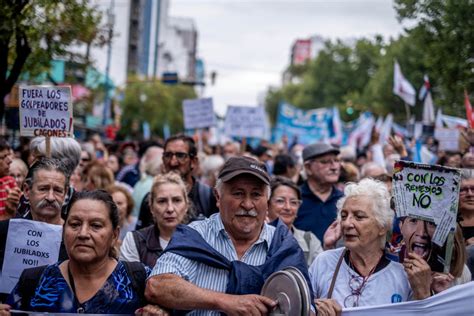 Fotografía de una manifestación de jubilados en Santiago de Chile exigiendo cambios al sistema de pensiones