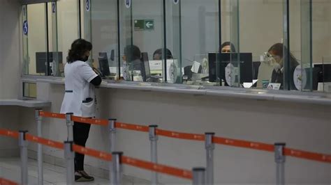 Fotografía: Adultos mayores recibiendo sus pagos en una caja de compensación