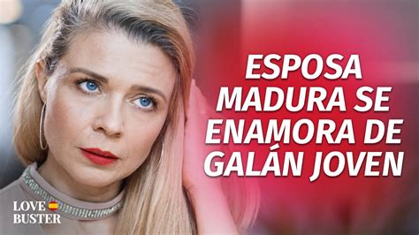 Mujer madura con experiencia en un entorno de entretenimiento para adultos