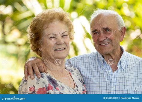 Foto de una pareja de ancianos sonriendo y abrazándose