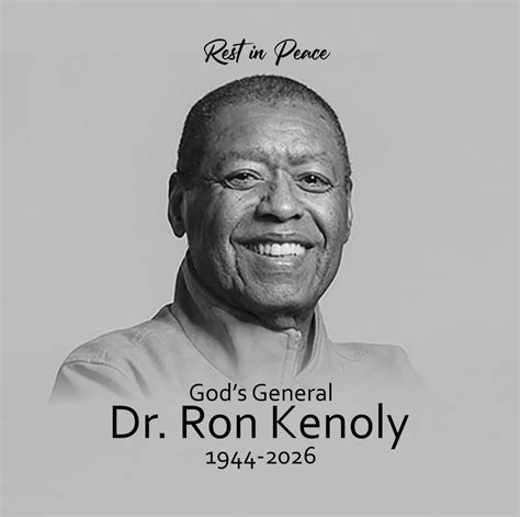 Foto de Ron Kenoly en un concierto, dirigiendo la alabanza con entusiasmo