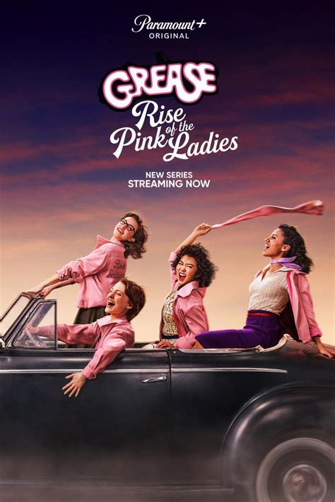 Imagen promocional de las Pink Ladies de la película Grease con sus chaquetas rosas.