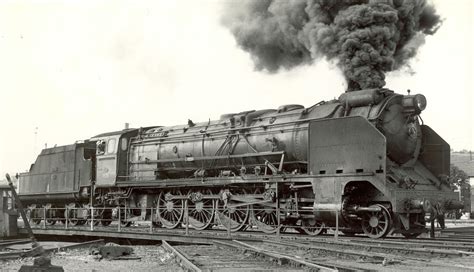 Foto de locomotora antigua en estación chilena