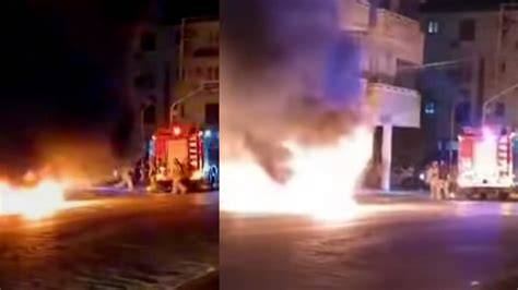 imagen de la escena con el auto en llamas y la presencia policial
