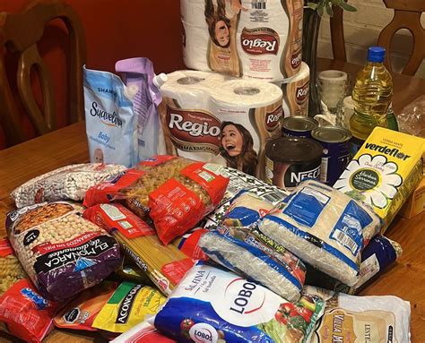 Foto de cajas de alimentos no perecibles listas para ser distribuidas