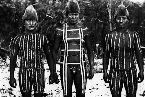 Ilustración de la joven Calafate y el joven selknam frente al arbusto