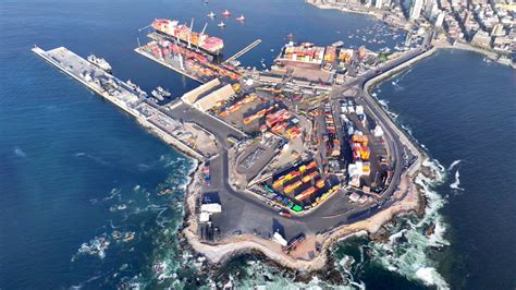 Vista aérea del Puerto de Iquique con actividad portuaria