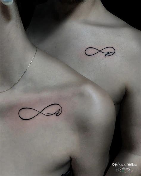 foto de tatuajes de infinito de abuela y nieta