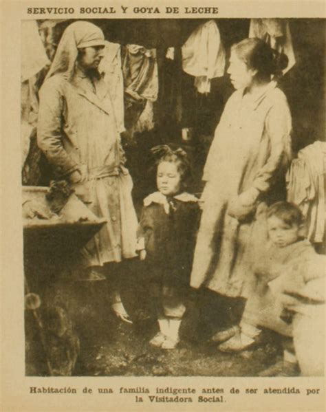 Ilustración histórica de una visitadora social interactuando con una familia en su hogar en Chile en la década de 1930.