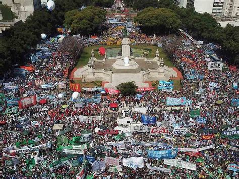 Fotografía de una masiva manifestación frente al Congreso Nacional durante una reforma previsional