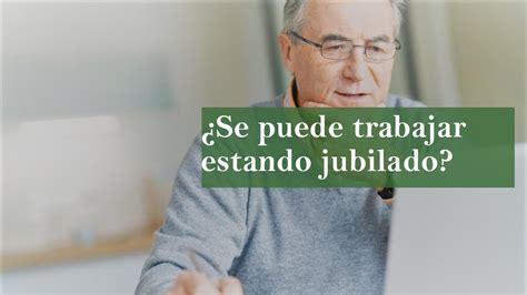 Ilustración de un jubilado trabajando en un ordenador, con símbolos de dinero y signos de interrogación sobre la compatibilidad con la pensión