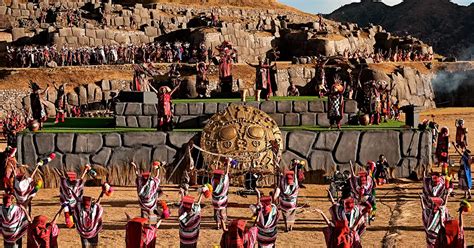 Representación de una celebración o festividad antigua con música y danzas.