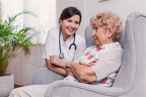 Foto temática: Enfermera con paciente en casa