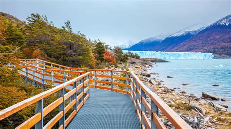Paisaje panorámico de El Calafate con montañas y lago