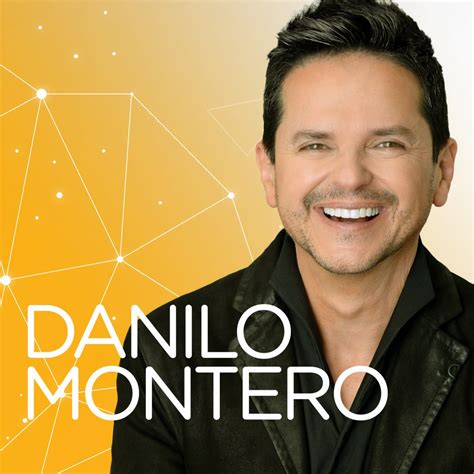 Foto de Danilo Montero dirigiendo alabanza en concierto