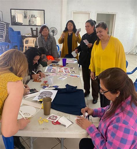 Mujeres jubiladas participando en un taller de cerámica
