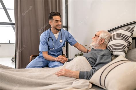 Foto de neurólogo visitando paciente en domicilio