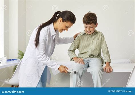 Foto de neurólogo infantil examinando a un niño