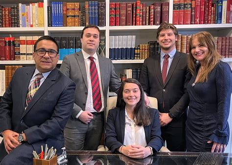 Equipo de abogados y profesionales interdisciplinarios atendiendo a NNA