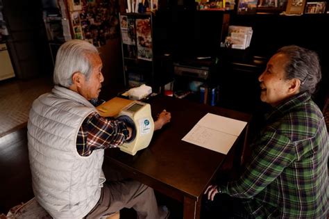 Abuelos japoneses conviviendo en una tienda