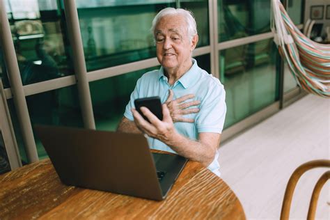 Imagen de ancianos utilizando tecnología asistencial en Japón