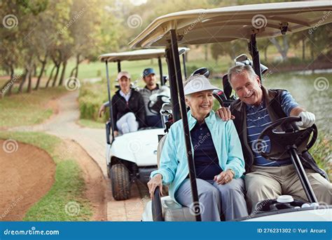 Carrito de golf automatizado para ancianos en Wajima, Japón