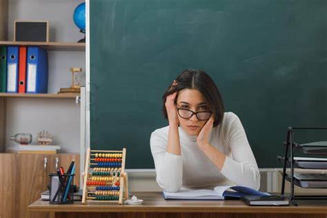 foto de un docente agotado en un aula