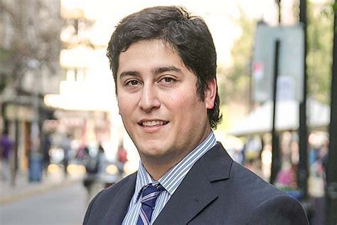 Foto de Gino Lorenzini, fundador de Felices y Forrados, en un evento público o entrevista.