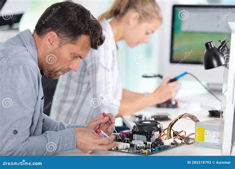Persona mayor reparando un objeto en un taller casero