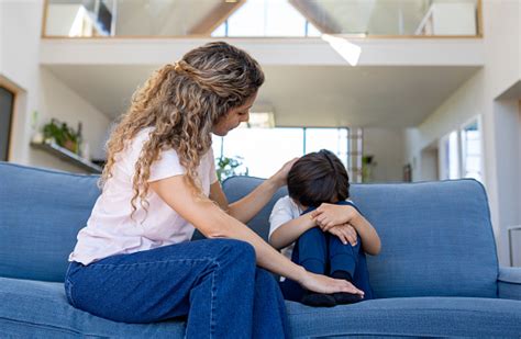 Familia consolando a una madre mayor