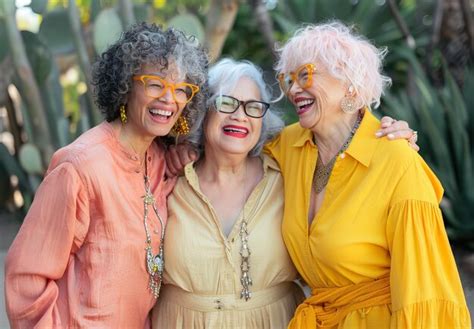 Foto de mujeres ancianas en un grupo musical de rap o bailando con vestimentas coloridas