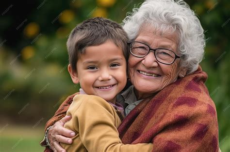 Foto de una abuela joven interactuando felizmente con sus nietos